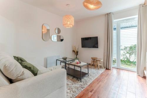 a living room with a couch and a table at Le Grand Bastion, Luxury T2 - avec climatisation in Lescar