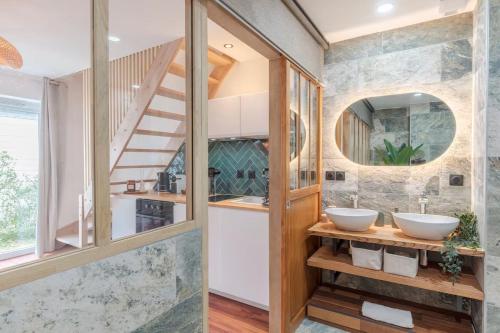 a bathroom with two sinks and a staircase at Le Grand Bastion, Luxury T2 - avec climatisation in Lescar