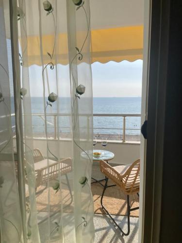 una stanza con vista sull'oceano da un balcone di Waves & Views Apartment a Durrës