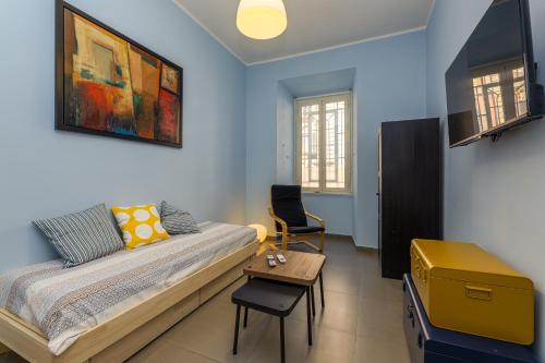 un soggiorno con un divano e un tavolo di Aurora Vatican House a Roma