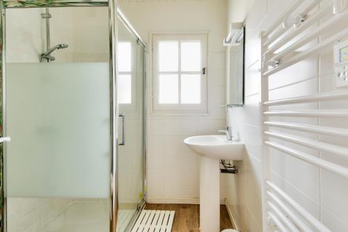 a bathroom with a sink and a shower at Jardin - Centre Noirmoutier - Maison pour 4 in Noirmoutier-en-l'lle