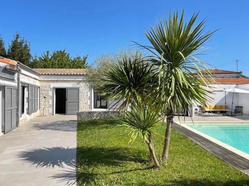 deux photos d'un palmier devant une maison dans l'établissement Maison de charme avec piscine, escapade, détente, à La Rochelle