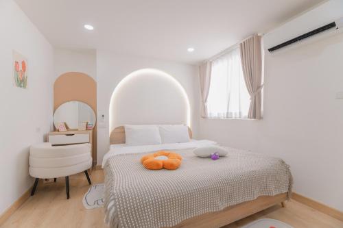 a bedroom with a bed with a stuffed animal on it at Monoji House - บ้านพักในสันติธรรมพร้อมไวไฟ in Chiang Mai