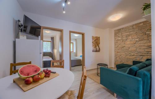 Televízia a/alebo spoločenská miestnosť v ubytovaní Two-Bedroom Apartment In Peroj