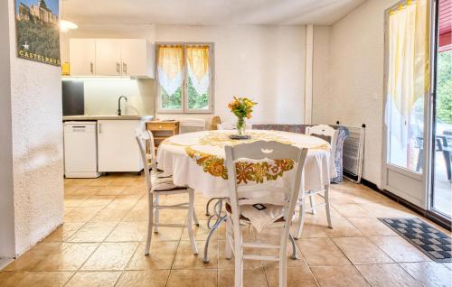 une cuisine et une salle à manger avec une table et des chaises dans l'établissement Charmante Maison À La Campagne, à Saint-Crépin-et-Carlucet