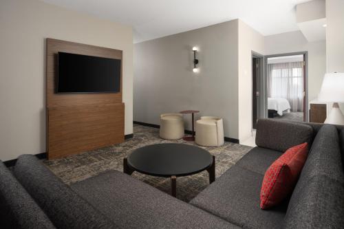 Ruang duduk di Embassy Suites Lincoln
