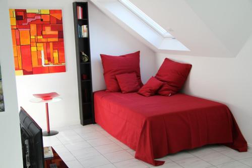 a bedroom with a red bed and a painting at Köln-Kerpen Boutique-Ferienwohnungen Angela & Maurizio in Kerpen