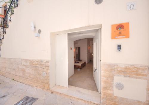 a hallway in a building with an open doorway at Aca Suite Luxury in Adelfia