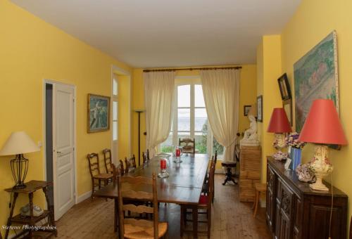 une salle à manger avec une table et des chaises et une fenêtre dans l'établissement Grande maison familiale - Plage du Val-André, à Pléneuf-Val-André