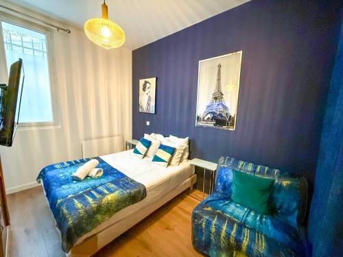 une chambre avec un lit et une chaise dans l'établissement Urban Flat 169 - Pretty Flat Bercy Coriolis, à Paris