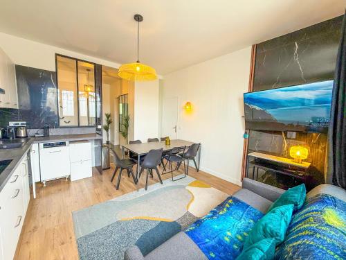 un salon avec un canapé et une cuisine avec un aquarium dans l'établissement Urban Flat 169 - Pretty Flat Bercy Coriolis, à Paris