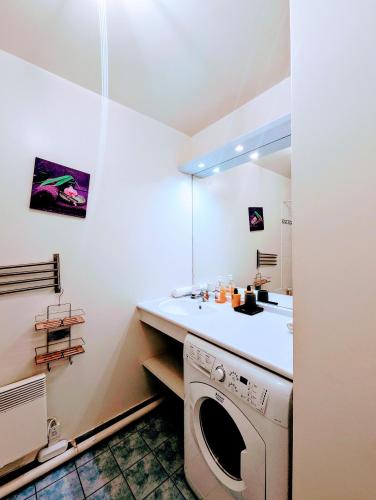 - une buanderie avec un lave-linge et un évier dans l'établissement Chic apart with bar in Paris, à Saint-Denis