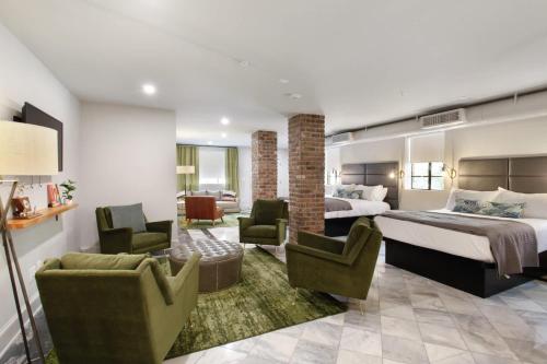 Ένα ή περισσότερα κρεβάτια σε δωμάτιο στο King and Queen Suite 1st Floor Sleeps 6