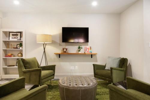 Μια τηλεόραση ή/και κέντρο ψυχαγωγίας στο King and Queen Suite 1st Floor Sleeps 6