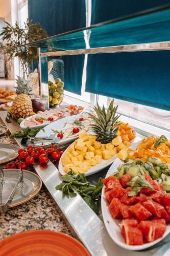 een buffet met veel fruitschotels op tafel bij O-Tents by Obonjan Island Resort in Šibenik