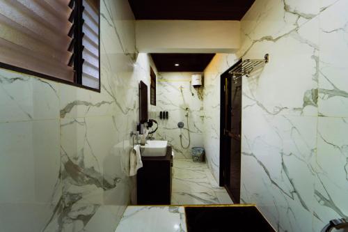 Un baño de Code Red Resort