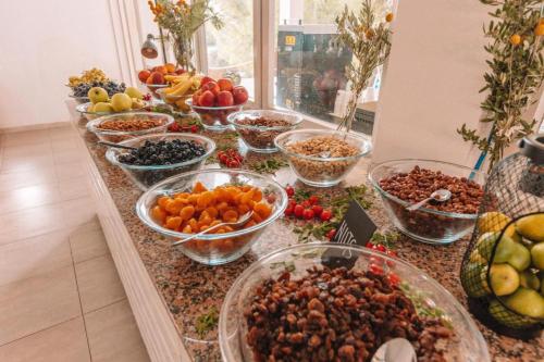 een buffet van groenten en fruit in kommen op een bar bij O-Tents by Obonjan Island Resort in Šibenik