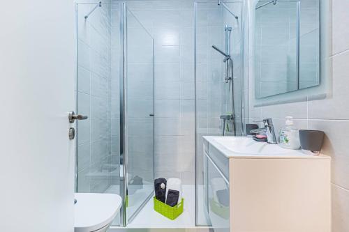 Un baño con ducha, inodoro y lavabo. en Atlantic Breeze Apartment, en Armação de Pêra