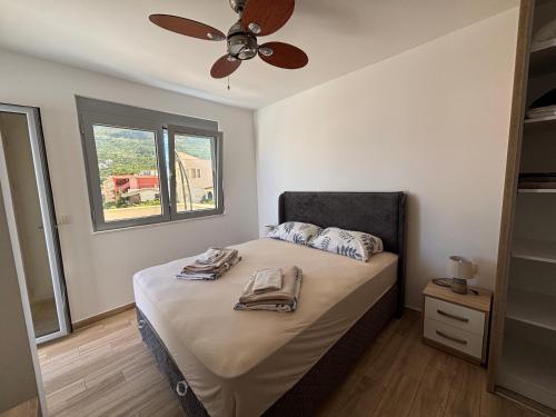 En eller flere senge i et værelse på Hana Apartments