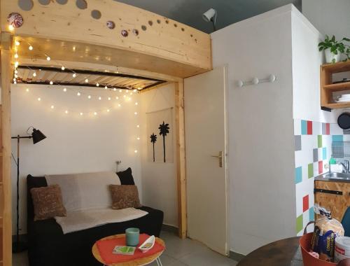 un salon avec un canapé et une table dans l'établissement Studio Aurélie Breakfast et proche centre historique, à Strasbourg