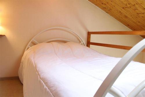 Cette chambre comprend un lit blanc. dans l'établissement Studio mezza - La Rochelle - LR020-328, à La Rochelle