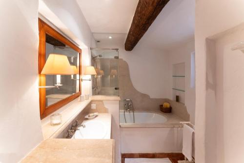 une salle de bain avec une baignoire et un lavabo dans l'établissement Magical villa 14 pers pool Clim, à La Môle