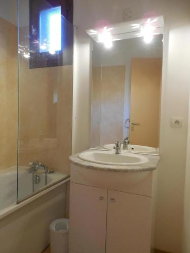 une salle de bain avec un lavabo, une baignoire et des toilettes dans l'établissement Appartement confortable à Ignaux, 31 m² avec piscine, à Ignaux