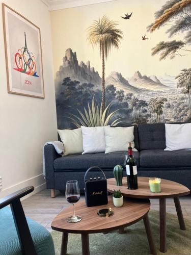 un salon avec un canapé et une table dans l'établissement Charmant appartement décoré proche du parc des expositions, à Paris