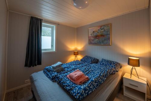 Postel nebo postele na pokoji v ubytování Luxurious cabin by the waterfront