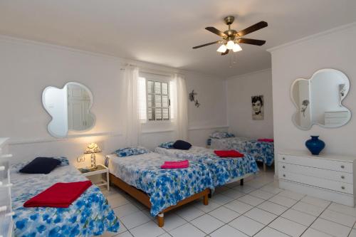 una camera con due letti e due specchi di Tranquil 4 Bedroom Holiday Villa a Callao Salvaje