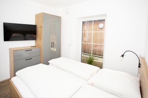 a bedroom with two beds and a window at Klosterhof Aue W 14 in Bad Zwischenahn