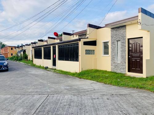 a row of houses on the side of a street at Asahels Cozy Crib 2,WiFi Nflix in Palo