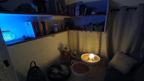 a small room with a small table with a candle on it at Une bulle de bien être au rendez vous in Pexiora