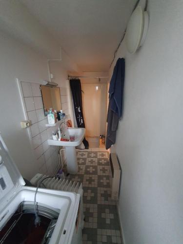 une petite salle de bain avec un lavabo et des toilettes dans l'établissement Bright apartment in Cahors, à Cahors