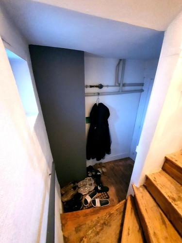 une chambre mansardée avec un placard contenant des chaussures dans l'établissement Bright apartment in Cahors, à Cahors