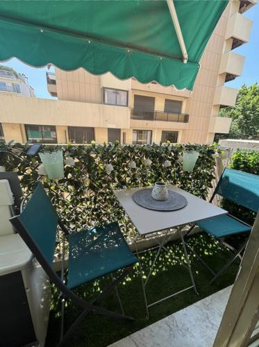 Charming studio for two with balcony in Antibes