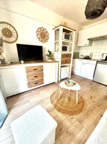 - une cuisine avec une table au milieu d'une pièce dans l'établissement Charming studio for two with balcony in Antibes, à Antibes