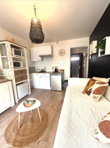 un salon avec un canapé et une table dans l'établissement Charming studio for two with balcony in Antibes, à Antibes