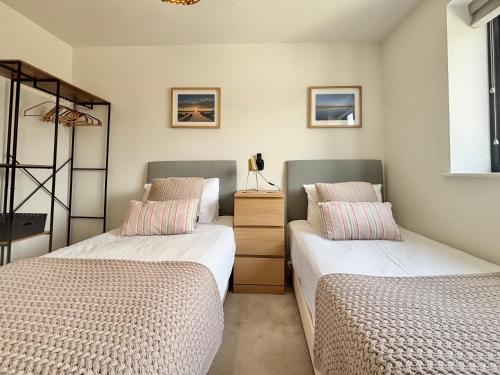 two beds in a room with two beds sidx sidx sidx sidx at Kerensa 3 bed townhouse located close to the beach with Parking in Penzance