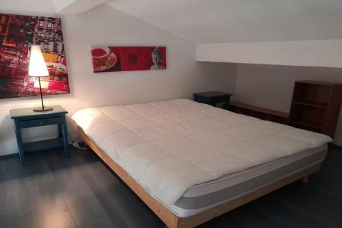 une chambre avec un grand lit et une lampe dans l'établissement Coquet T2 Mezzanine - Diamant 95, à Canet