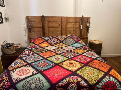 - une couette colorée sur un lit dans l'établissement Maison à la campagne avec piscine hors sol, à Saint-Germain-Nuelles