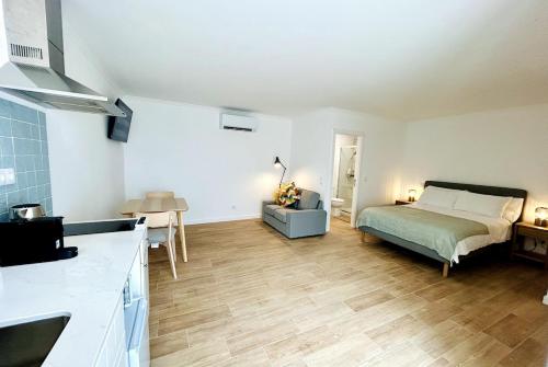 a kitchen and a bedroom with a bed in a room at Casa Martins Country Apt 8 - Courtyard and pool in Freiria