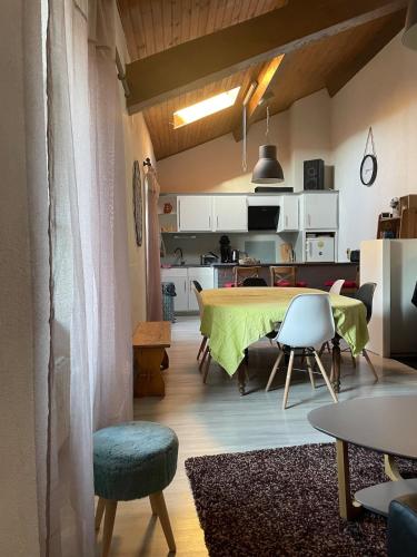 Il comprend un salon et une cuisine avec une table et des chaises. dans l'établissement Calme d'Amont, à Formiguères