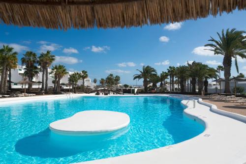 El Balcon del Mar-shared pool, tennis court and sea view