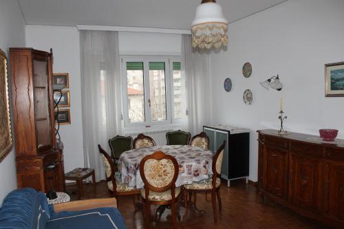 a dining room with a table and chairs at Coroneo33 - Spazioso per famiglie - NaonBnB in Trieste