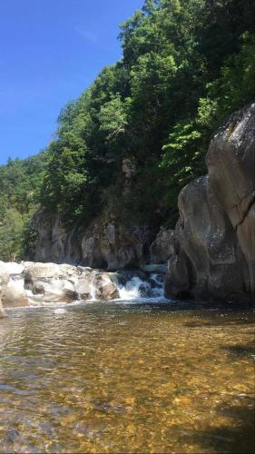 Un río con agua corriendo por una montaña rocosa en gite de charme, en Chadenet