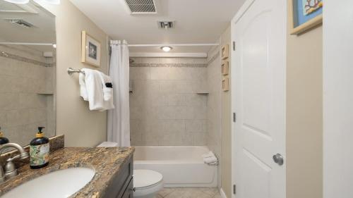 Un baño de Sunrise Sanctuary - Top Floor Ocean Pointe 2415