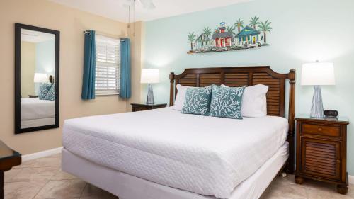 Cama o camas de una habitación en Sunrise Sanctuary - Top Floor Ocean Pointe 2415