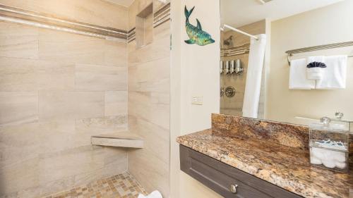 Un baño de Sunrise Sanctuary - Top Floor Ocean Pointe 2415