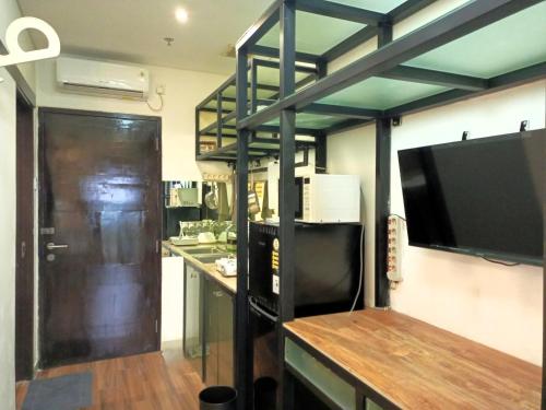 Η κουζίνα ή μικρή κουζίνα στο Cozy 1BR Apartment at Atlanta Residences in Depok Jakarta, West Java by Leciel Hospitality